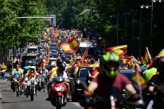1214798384 Demonstrators take part in a "caravan for Spain and its freedom" protest by far-right party Vox against the Spanish government in Madrid on May 23, 2020. - Spain, one of the most affected countries in the world by the novel coronavirus with 28,628 fatalities, has extended until June 6 the state of emergency which significantly limits the freedom of movement to fight the epidemic. The left-wing government's management of the crisis has drawn a barrage of criticism from righ-wing parties who have denounced its "brutal confinement". (Photo by JAVIER SORIANO / AFP) (Photo by JAVIER SORIANO/AFP via Getty Images)