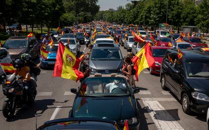 Coronavirus, proteste in auto contro Sanchez in tutta la Spagna. FOTO