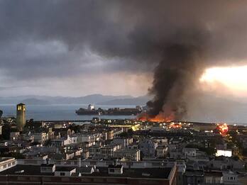 San Francisco, incendio allo storico molo Fisherman's Wharf . FOTO