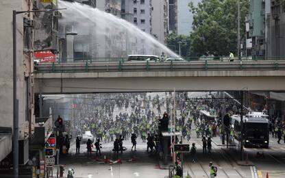 Hong Kong, polizia usa lacrimogeni e idranti contro dimostranti. FOTO