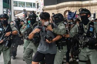 HONG KONG, CHINA - MAY 27: A pedestrian is detained by riot police during a Lunch with You rally in Central district on May 27, 2020 in Hong Kong, China. Chinese Premier Li Keqiang said on Friday during the National People's Congress that Beijing would establish a sound legal system and enforcement mechanism for safeguarding national security in Hong Kong.(Photo by Anthony Kwan/Getty Images)