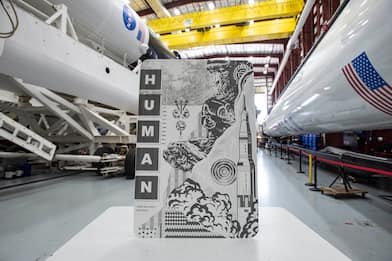 SpaceX, opere d'arte a bordo della Dragon 2 insieme a astronauti NASA
