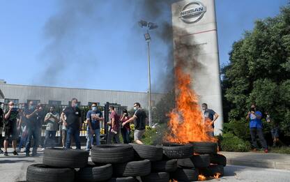 Nissan chiude impianto a Barcellona, operai bruciano pneumatici. FOTO