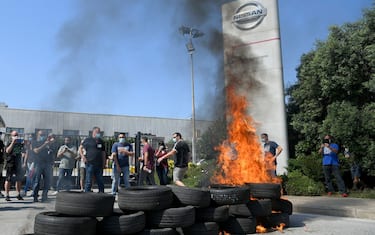 Nissan employees burn tyres in front of the Japanese cars manufacturer's plant in Barcelona on May 28, 2020, as they protest against the factory closure. - Japanese carmaker Nissan has decided to shut its factory in Barcelona where 3,000 people are employed, the Spanish government said today. (Photo by LLUIS GENE / AFP) (Photo by LLUIS GENE/AFP via Getty Images)