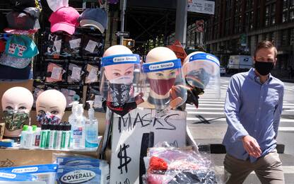 Covid, a New York stop mascherine al chiuso: escluse le scuole