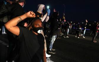 OAKLAND, CALIFORNIA - MAY 29: A demonstrator pumps his fist while blocking traffic on Interstate 880 during a protest sparked by the death of George Floyd while in police custody on May 29, 2020 in Oakland, California. Earlier today, former Minneapolis police officer Derek Chauvin was taken into custody for Floyd's death. Chauvin has been accused of kneeling on Floyd's neck as he pleaded with him about not being able to breathe. Floyd was pronounced dead a short while later. Chauvin and 3 other officers, who were involved in the arrest, were fired from the police department after a video of the arrest was circulated.   Justin Sullivan/Getty Images/AFP
== FOR NEWSPAPERS, INTERNET, TELCOS & TELEVISION USE ONLY ==