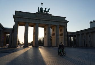 BERLIN, GERMANY - APRIL 07: A couple shoot a selfie at the Brandenburg Gate, one of the city's main landmarks and a popular tourist destination, during the coronavirus crisis on April 7, 2020 in Berlin, Germany. The number of confirmed coronavirus cases in Germany has surpassed 100,000 and the number of deaths continues to rise. While public support for the measures imposed by authorities to limit public life in an effort to slow the spread of virus remains strong, people are wondering how long the measures will last, especially as the economic impact of the disruptions becomes more acute. (Photo by Sean Gallup/Getty Images)