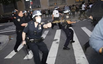 epa08455213 NYPD officers spray pepper spray at protesters as they demostrate about the arrest of George Floyd, who later died in police custody, in Brooklyn, New York, USA, 30 May 2020. A bystander's video posted online on 25 May, appeared to show George Floyd, 46, pleading with arresting officers that he couldn't breathe as an officer knelt on his neck. The unarmed black man later died in police custody.  EPA/KEVIN HAGEN