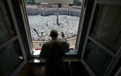 Papa Francesco ai fedeli in piazza dopo tre mesi: "Un piacere tornare"