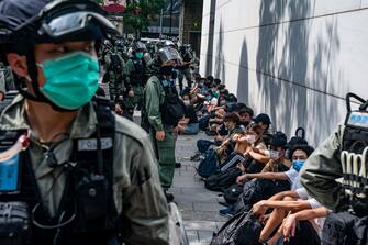 HONG KONG, CHINA - MAY 27: Riot police mass detain pro-democracy protesters during a rally in Causeway Bay district on May 27, 2020 in Hong Kong, China. Chinese Premier Li Keqiang said on Friday during the National People's Congress that Beijing would establish a sound legal system and enforcement mechanism for safeguarding national security in Hong Kong.(Photo by Anthony Kwan/Getty Images)