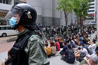 Hong Kong, si dimettono tutti i deputati pro-democrazia