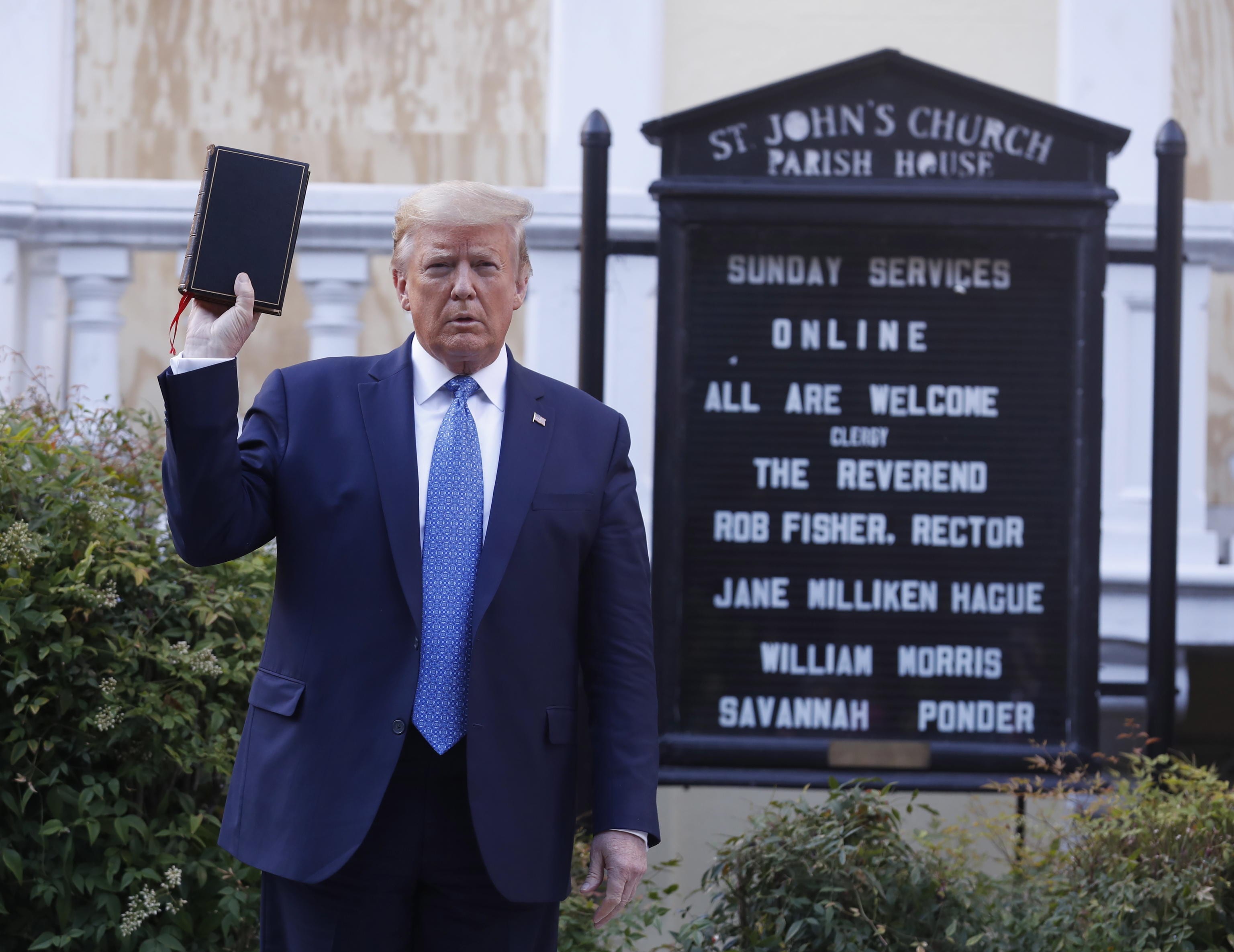 Donald Trump davanti alla Saint John Epyscopal Church trump bibbia