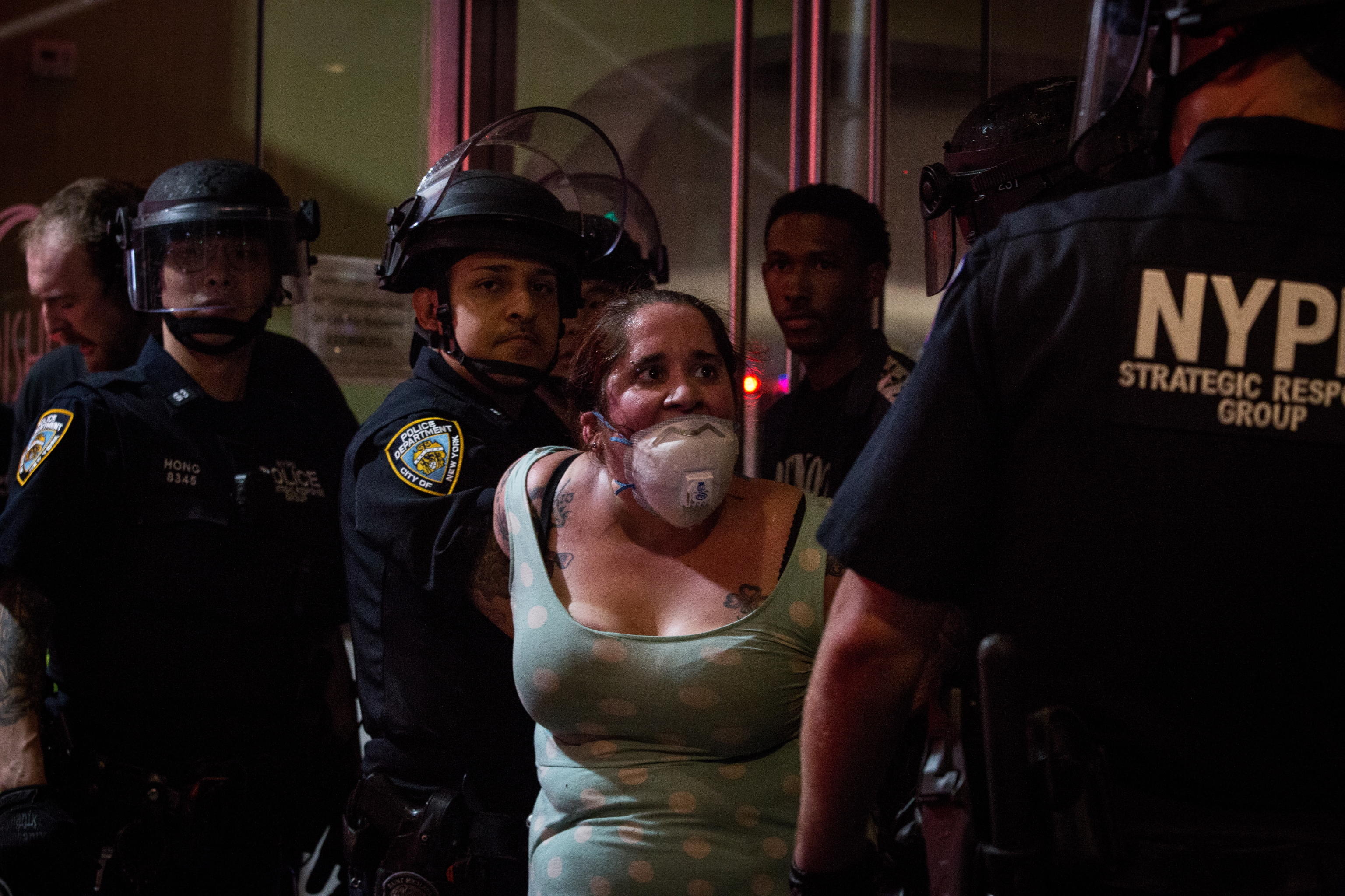 Una donna fermata durante le proteste a New York floyd proteste