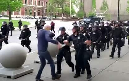 Proteste Usa, anziano spinto da polizia: è grave. Sospesi 2 agenti