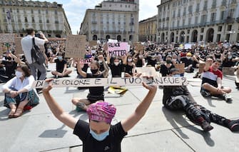Protesters holding placards attend a demonstration against racism and in memory of George Floyd in Castello Square, in Turin, Italy, 06 June 2020. The protesters gather to demonstrate in the wake of the death in police custody of George Floyd in the United States.
ANSA/ ALESSANDRO DI MARCO