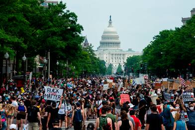 George Floyd, migliaia di manifestanti a Washington contro il razzismo