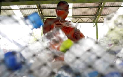 Coronavirus Thailandia, monaci creano mascherine di plastica riciclata