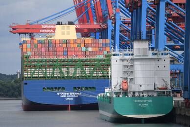La nave cargo più grande del mondo arriva al porto di Amburgo. FOTO
