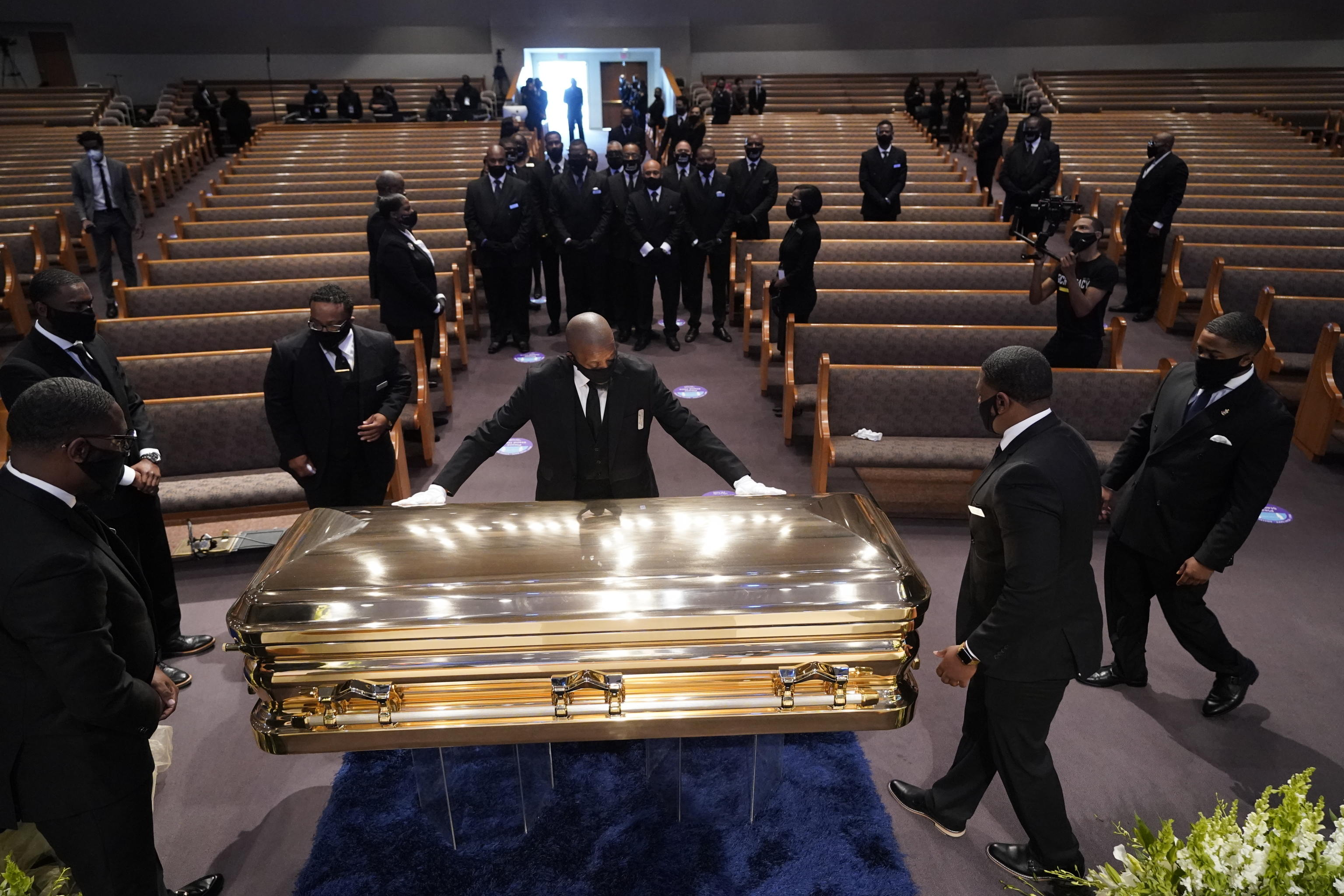 USA OBIT GEORGE FLOYD FUNERAL epa08474920 The casket of George Floyd is placed in the chapel during a funeral service for Floyd at the Fountain of Praise church, Houston, Texas, USA, 09 June 2020. A bystander's video posted online on 25 May, appeared to show George Floyd, 46, pleading with arresting officers that he couldn't breathe as an officer knelt on his neck. The unarmed Black man later died in police custody and all four officers involved in the arrest have been charged and arrested. EPA/David J. Phillip / POOL