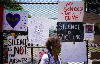 1218644396 Messages are attached to the security fence on the north side of Lafayette Square, near the White House, in Washington, DC on June 8, 2020. - On May 25, 2020, Floyd, a 46-year-old black man suspected of passing a counterfeit $20 bill, died in Minneapolis after Derek Chauvin, a white police officer, pressed his knee to Floyd's neck for almost nine minutes. (Photo by MANDEL NGAN / AFP) (Photo by MANDEL NGAN/AFP via Getty Images)