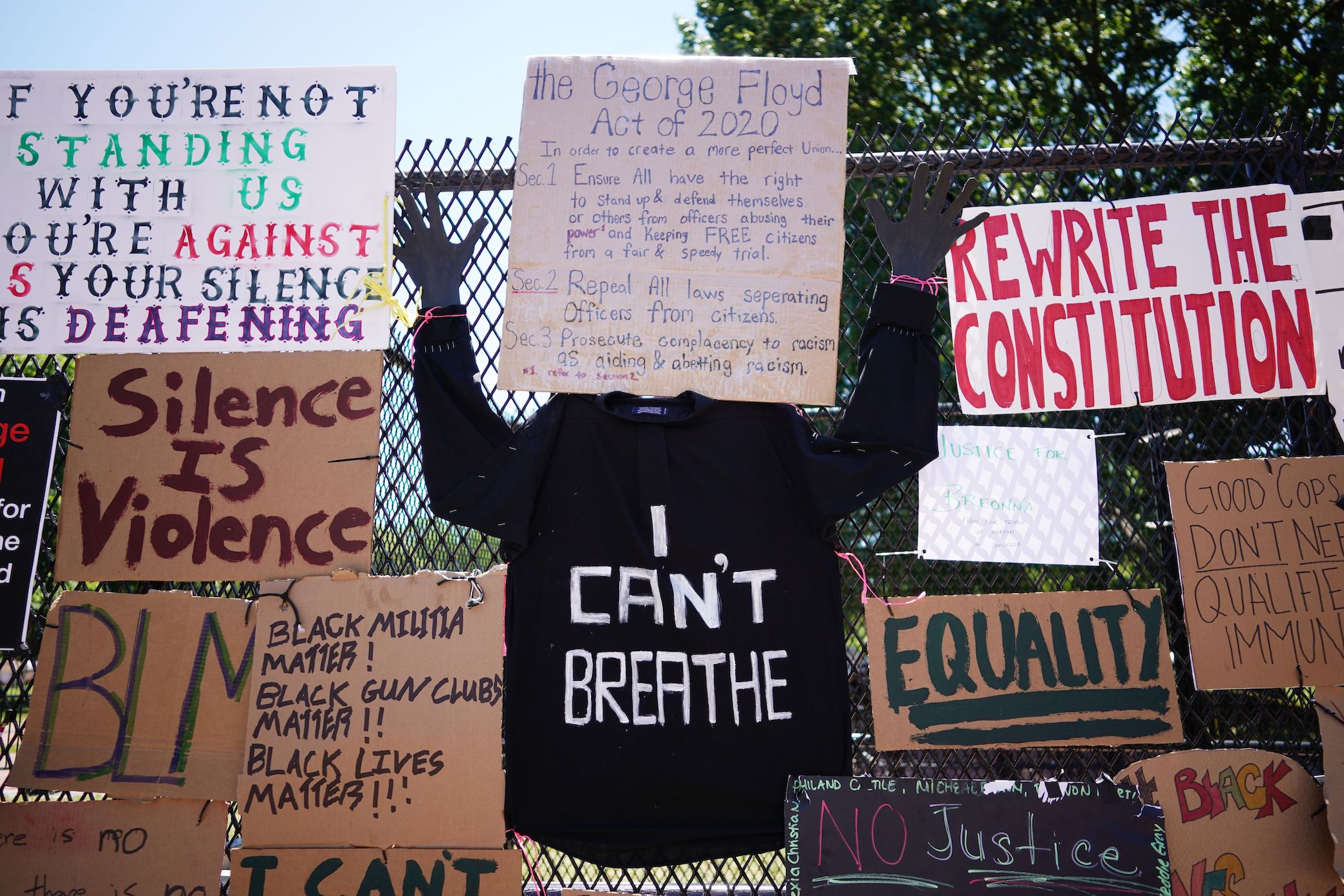 1218644394 TOPSHOT - Messages are attached to the security fence on the north side of Lafayette Square, near the White House, in Washington, DC on June 8, 2020. - On May 25, 2020, Floyd, a 46-year-old black man suspected of passing a counterfeit $20 bill, died in Minneapolis after Derek Chauvin, a white police officer, pressed his knee to Floyd's neck for almost nine minutes. (Photo by MANDEL NGAN / AFP) (Photo by MANDEL NGAN/AFP via Getty Images)
