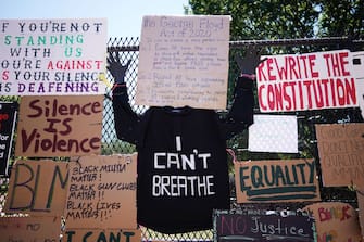 1218644394 TOPSHOT - Messages are attached to the security fence on the north side of Lafayette Square, near the White House, in Washington, DC on June 8, 2020. - On May 25, 2020, Floyd, a 46-year-old black man suspected of passing a counterfeit $20 bill, died in Minneapolis after Derek Chauvin, a white police officer, pressed his knee to Floyd's neck for almost nine minutes. (Photo by MANDEL NGAN / AFP) (Photo by MANDEL NGAN/AFP via Getty Images)