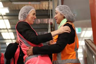 TAURANGA, NEW ZEALAND - JUNE 09: Prime Minister Jacinda Ardern (L) meets and talks to staff during the visit to Trevelyanâ  s Kiwifruit and Avocado Packhouse on June 09, 2020 in Tauranga, New Zealand. COVID-19 restrictions were lifted from midnight as New Zealand moved to COVID-19 Alert Level 1 as the government confirmed there are zero active cases in the country. The lifting of restrictions under Alert Level 1 will see life mostly return to normal in New Zealand, however strict border measures will remain with mandatory isolation and quarantine for any overseas arrivals. New Zealanders are also being asked to keep diaries in the event of a second wave of infections. (Photo by Michael Bradley/Getty Images)