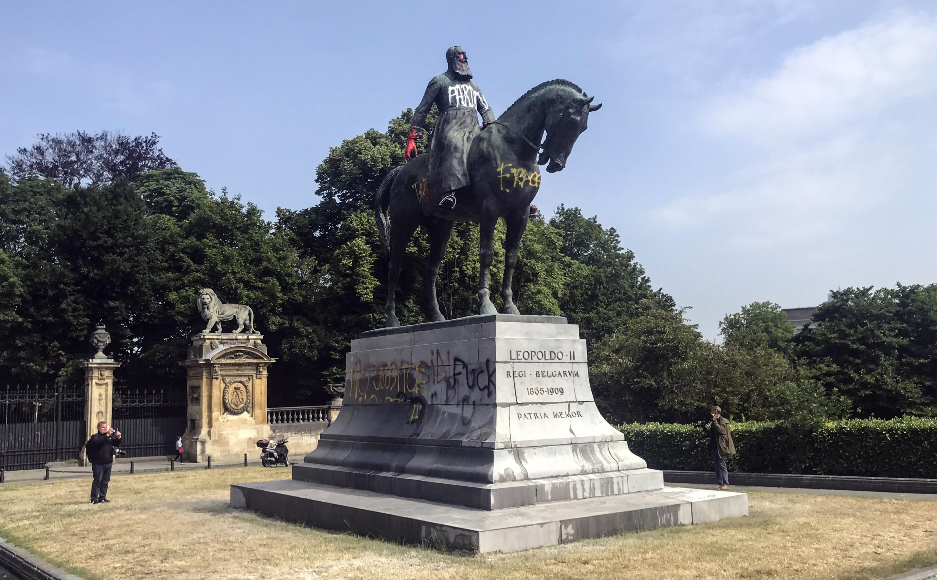 Una delle statue dedicate a Leopoldo II La statua equestre di Leopoldo II vandalizzata