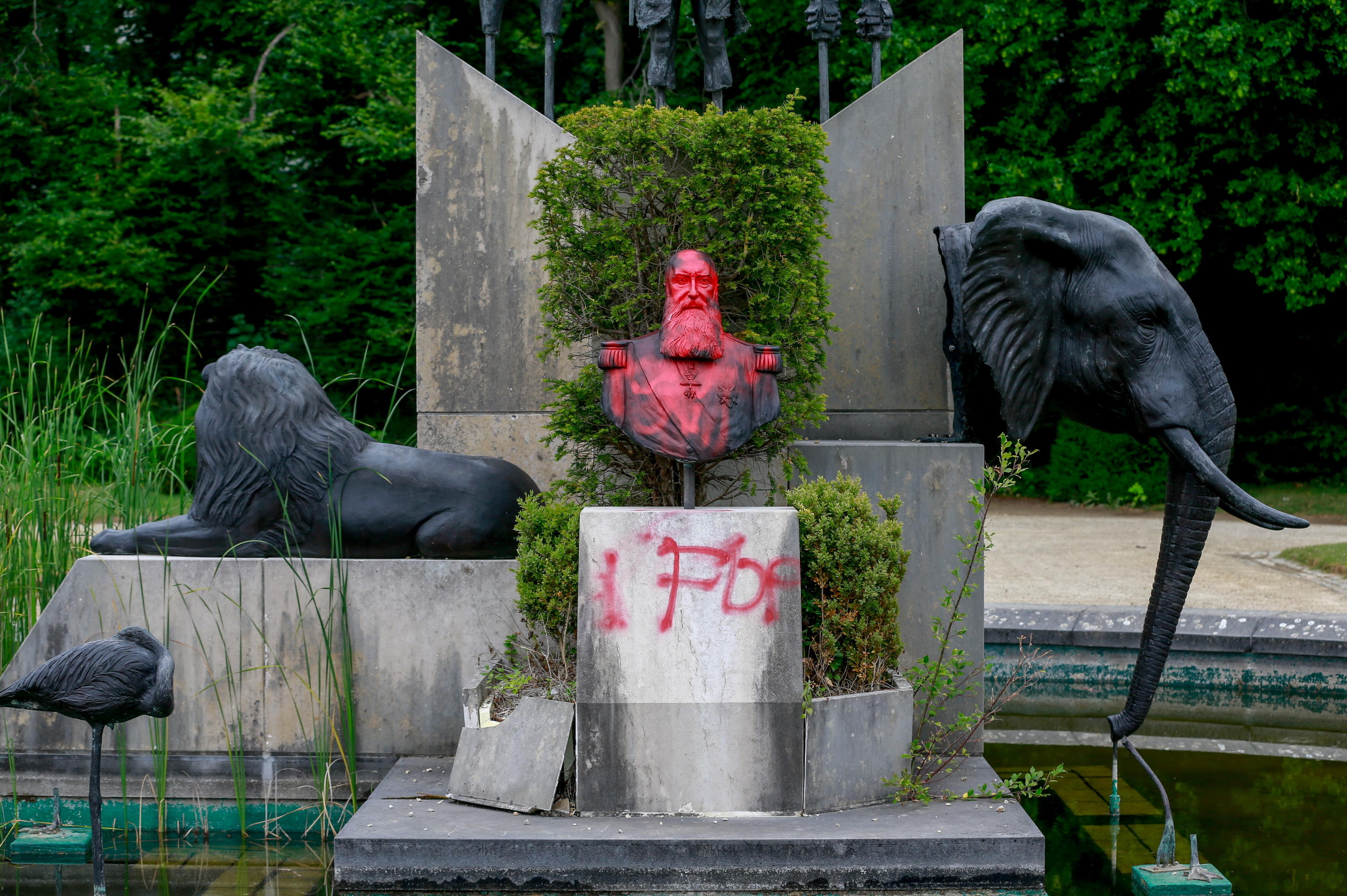 La statua di Tervuren La Statua di Leopoldo imbrattata con lo spray