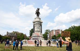 RICHMOND, VIRGINIA - JUNE 06: Protesters gather around the statue of Confederate General Robert E. Lee on Monument Avenue on June 6, 2020 in Richmond, Virginia, amidst protests over the death of George Floyd in police custody. Virginia Gov. Ralph Northam (D) announced plans to remove the statue. (Photo by Vivien Killilea/Getty Images)