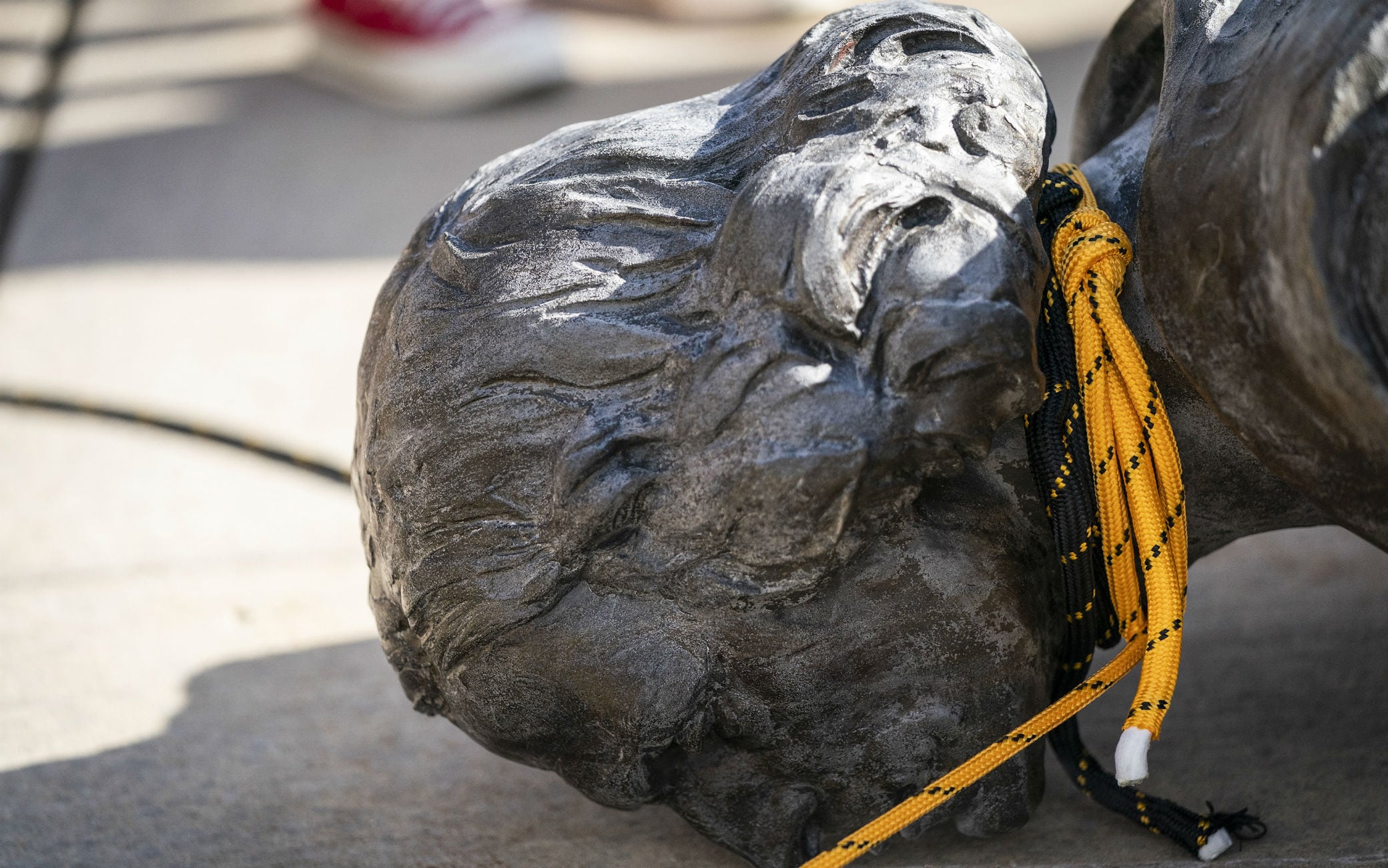 George Floyd, statua di Cristoforo Colombo abbattuta a St Paul in ...