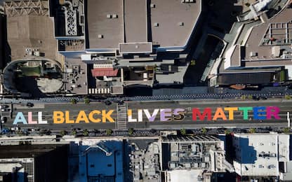 Hollywood, grande scritta arcobaleno: “All black lives matter”. FOTO