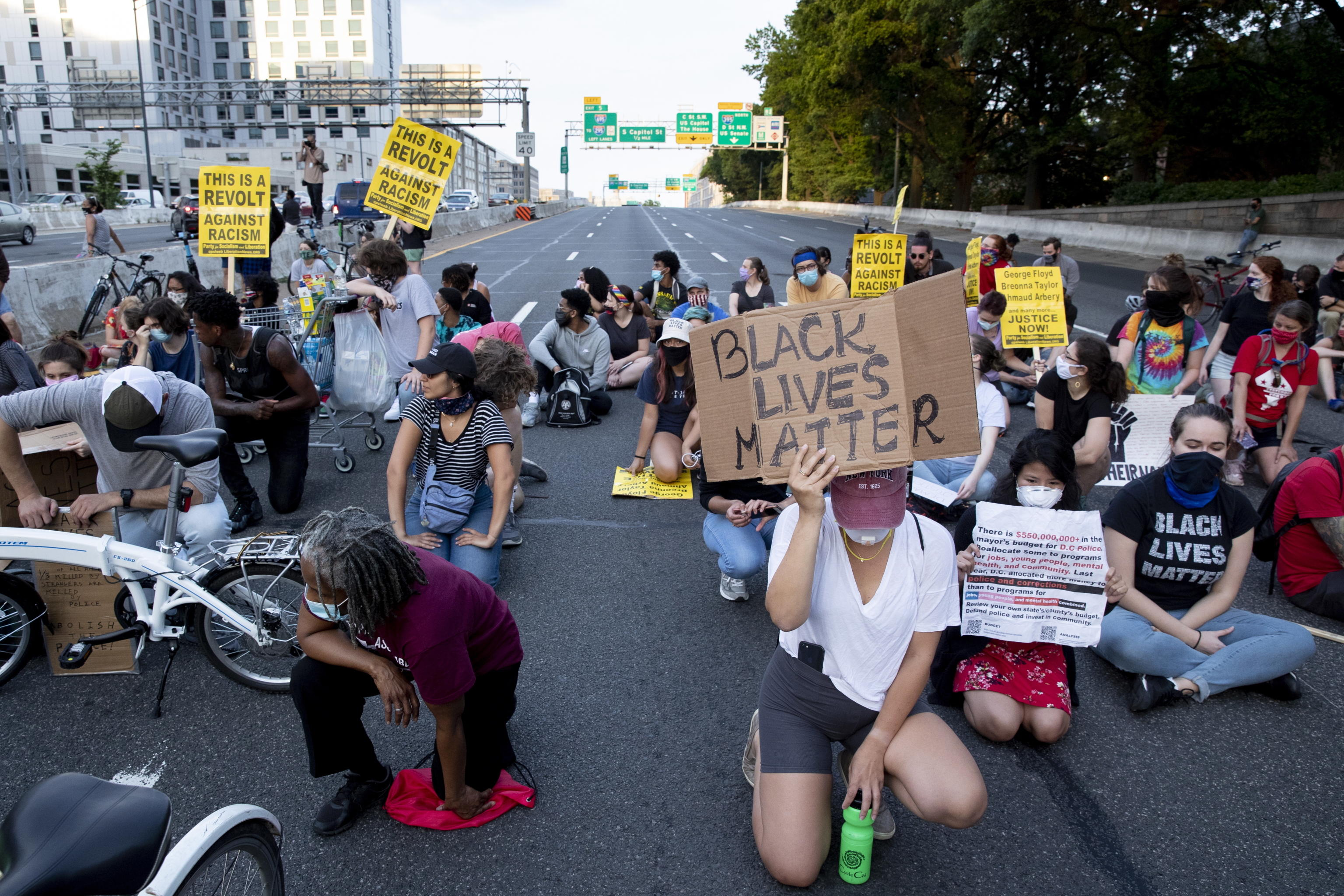Proteste dopo la morte di George Floyd george floyd poliziotto derek chauvin evasione fiscale