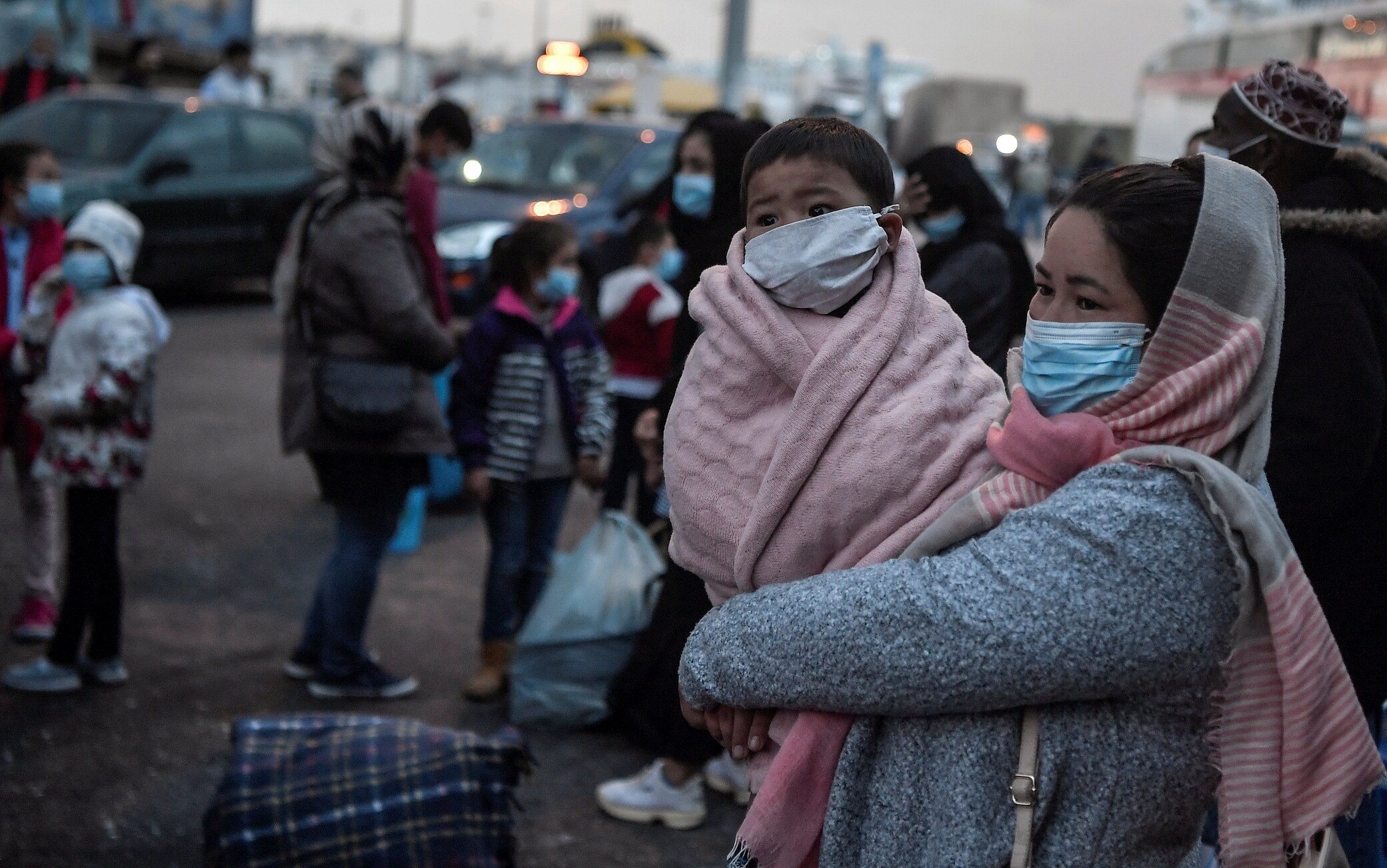 Migranti trasferiti dall'isola di Lesbo ad Atene durante la pandemia di coronavirus per contenere la diffusione del contagio