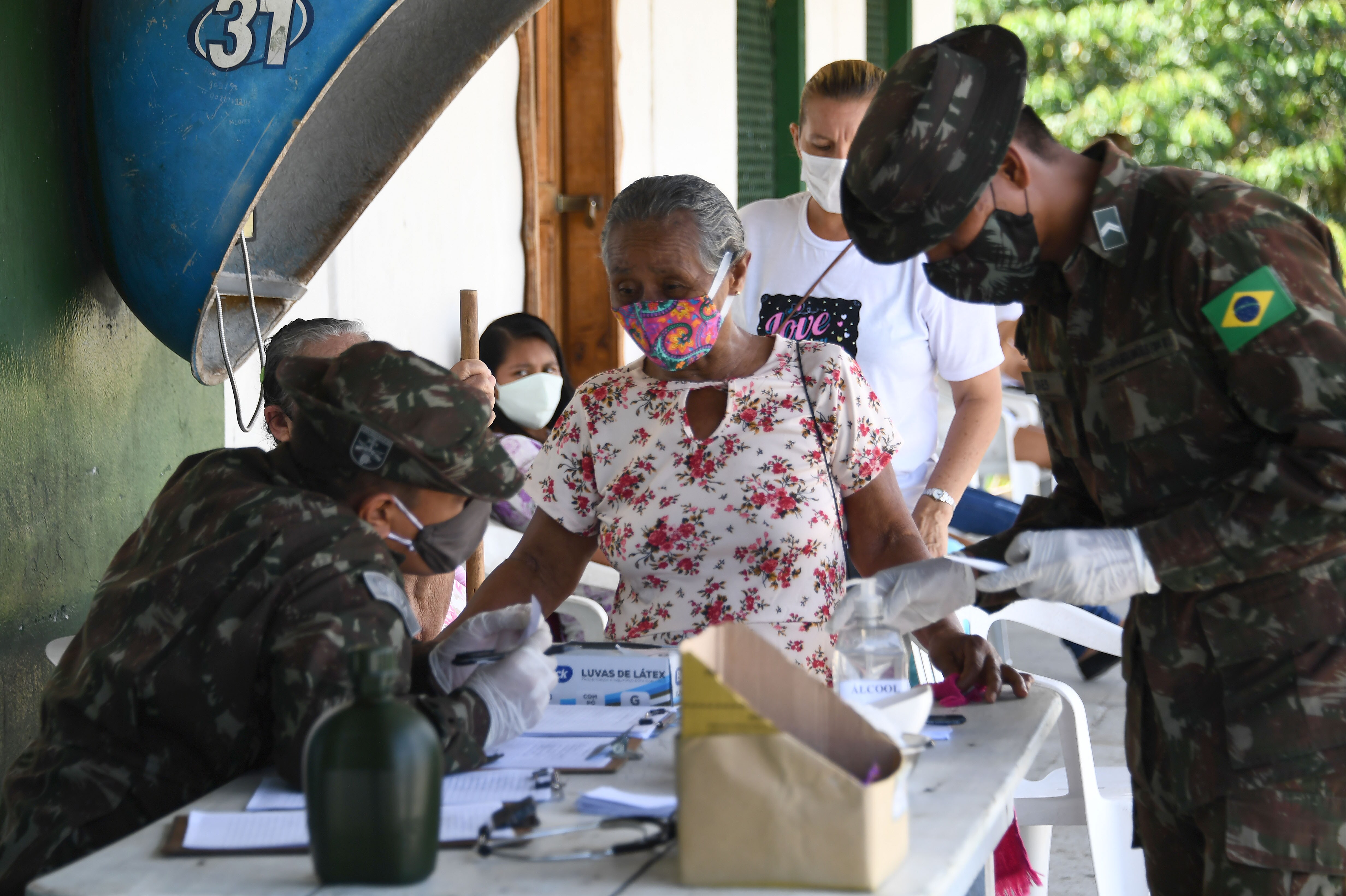 Una donna si registra per una visita medica con un dottore dell'esercito, che ha lanciato un programma di assistenza per le popolazioni più isolate e svantaggiate