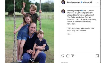 Il principe William festeggia 38 anni: foto sull'altalena coi figli