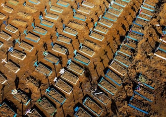 Aerial view showing graves in the Nossa Senhora Aparecida cemetery in Manaus on June 21, 2020. - The novel coronavirus has killed at least 464,423 people worldwide since the outbreak began in China last December, being Brazil Latin America's worsthit country with 49,976 deaths from 1,067,579 cases. (Photo by MICHAEL DANTAS / AFP)