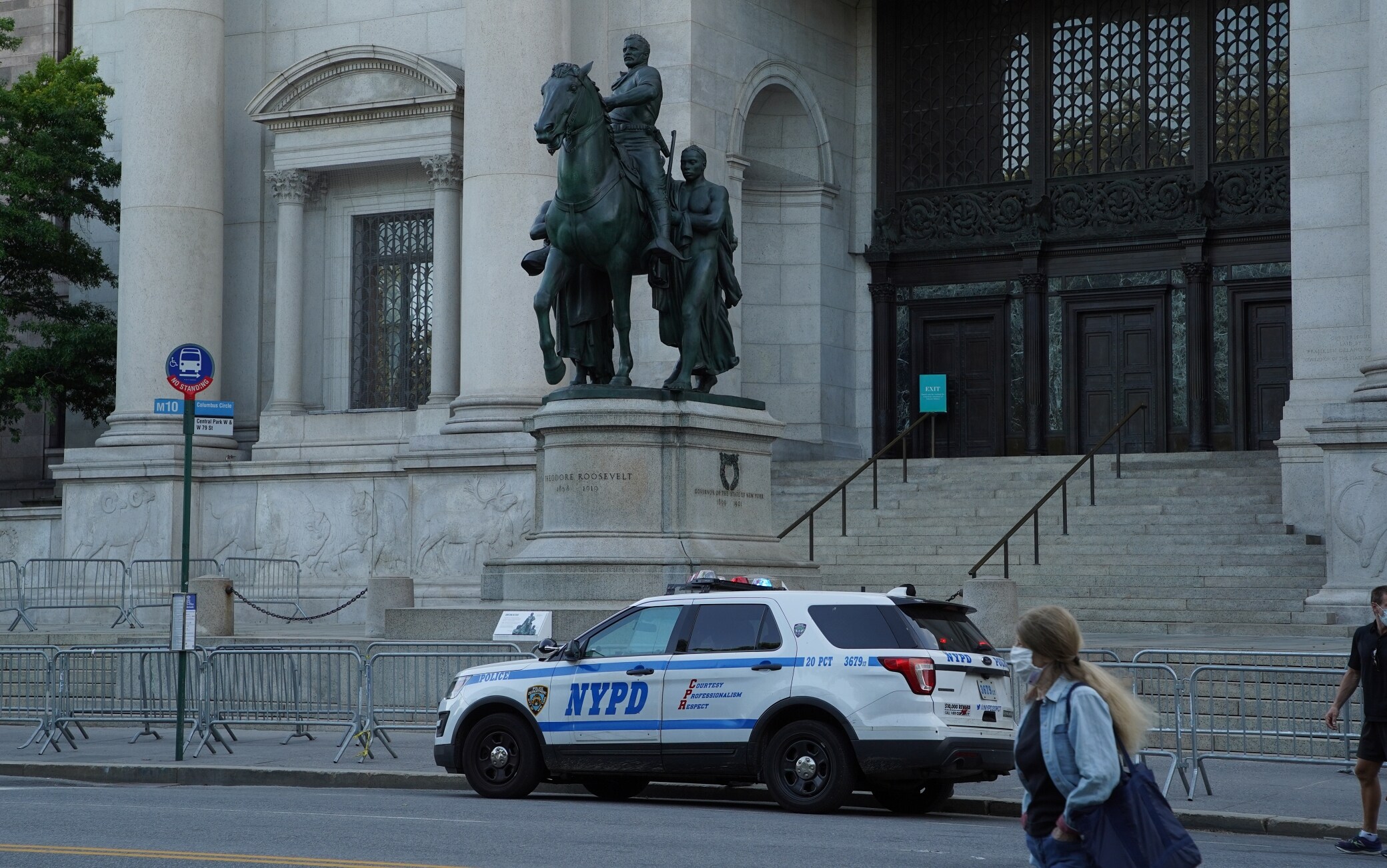 Un'immagine della statua davanti al Museo di storia naturale di New York