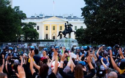 Tensioni davanti a Casa Bianca, attaccata statua Andrew Jackson. FOTO