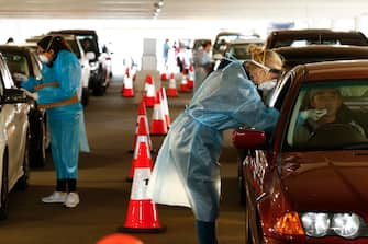 epa08507587 A drive-thru COVID-19 testing facility in Chadstone, Melbourne, Australia, 25 June 2020. The Australian Defence Force (ADF) and other states have been called in to help Victoria tackle its rising number of coronavirus cases.  EPA/DANIEL POCKETT AUSTRALIA AND NEW ZEALAND OUT