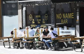 People enjoy the sunny weather at an outdoor restaurant in Stockholm on May 30, 2020, amid the novel coronavirus pandemic. (Photo by Henrik MONTGOMERY / TT News Agency / AFP) / Sweden OUT (Photo by HENRIK MONTGOMERY/TT News Agency/AFP via Getty Images)