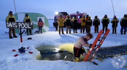 Antartide, ricercatori festeggiano il solstizio con un bagno gelato