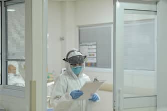 BELO HORIZONTE, BRAZIL - JUNE 23: A medical staff member wearing personal protective equipment (PPE) works at ICU of Mater Dei hospital amid the coronavirus (COVID-19) pandemic on June 23, 2020 in Belo Horizonte, Brazil. Brazil has over 1.000,000 confirmed positive cases of Coronavirus and has over 50,000 deaths. (Photo by Pedro Vilela/Getty Images)
