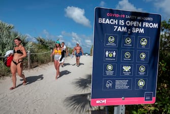 epa08511381 A group of people walk in Miami beach, Florida, USA, 26 June 2020. Florida's Department of Health confirmed on 24 June, 5,508 additional cases of Coronavirus, setting another daily total record high since the start of the pandemic. The state now has a total of 109,014 confirmed cases.  EPA/CRISTOBAL HERRERA