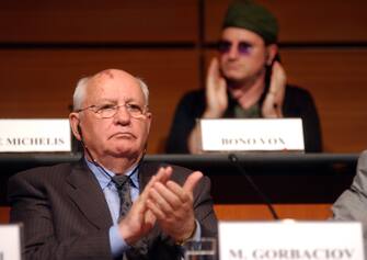 ©ALESSANDRO LERCARA/LAPRESSE
TORINO, 19-05-03
SALONE DEL LIBRO AL LINGOTTO FIERE
THE WORLD POLITICAL FORUM
NELLA FOTO: MICHAIL GORBACEV E BONO VOX