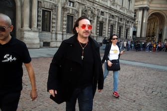 Il sosia si Bono Vox passeggia in Piazza della Scala a Milano Foto LaPresse - Vince Paolo Gerace
12/10 /2018 - Milano (MI)
Cronaca
Sosia Bono Vox
Nella foto Il sosia si Bono Vox passeggia in Piazza della Scala mentre la gente lo ferma per fare un selfie. Molti fan degli U2 sono a Milano in occasione dei concerti della band di Bono