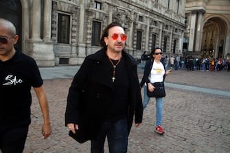 Foto LaPresse - Vince Paolo Gerace
12/10 /2018  - Milano (MI) 

Cronaca

Sosia Bono Vox

Nella foto Il sosia si Bono Vox passeggia in Piazza della Scala mentre la gente lo ferma per fare un selfie. Molti fan degli U2 sono a Milano in occasione dei concerti della band di Bono