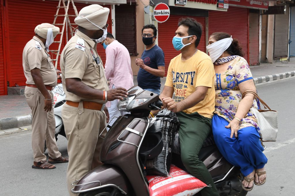Controlli in strada ad Amritsar, in India, dove è in corso un lockdown coronavirus india