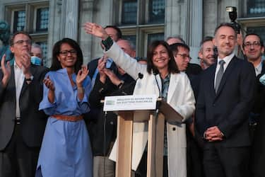 Current Mayor of Paris and candidate in the forthcoming 2020 mayoral elections for the socialist Party (PS) Anne Hidalgo (C) waves as she delivers a speech at the Hotel de Ville in Paris after she won the 2020 mayoral elections on June 28, 2020. (Photo by JOEL SAGET / AFP) (Photo by JOEL SAGET/AFP via Getty Images)