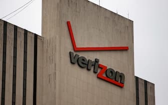 NEW YORK - JUNE 03: A Verizon logo is displayed on a building June 5, 2008 in New York City. Verizon Wireless has confirmed its acquisition of rural mobile service provider Alltel for $28.1 billion, a deal which will push Verizon into number one spot in the US market.  (Photo by Spencer Platt/Getty Images)